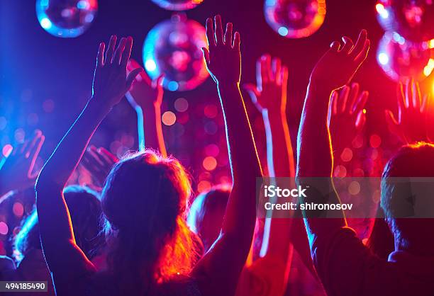 Ballare Folla - Fotografie stock e altre immagini di Locale notturno - Locale notturno, Ballo da discoteca, Bambino