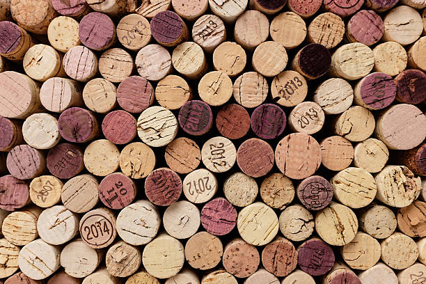bouchons de bouteilles de vin - concepts wine wood alcohol photos et images de collection