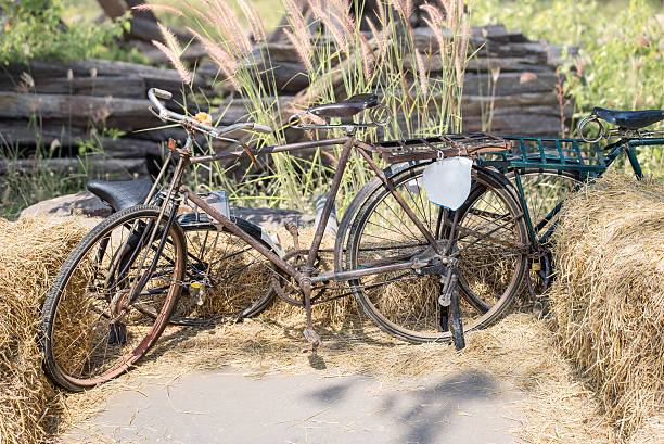 古いビンテージスタイルの自転車 - bicycle broken old chain ストックフォトと画像