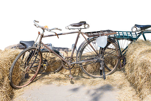 古いビンテージスタイルの自転車 - bicycle broken old chain ストックフォトと画像