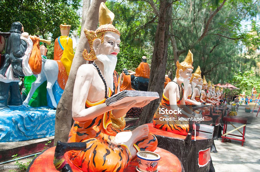 Asceta Statua presso il Tempio, Tailandia. - Foto stock royalty-free di Albero