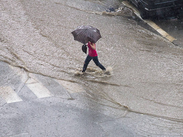 storm - sintflutartiger regen stock-fotos und bilder