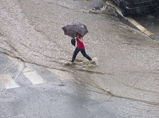 storm - shower women water outdoors 뉴스 사진 이미지