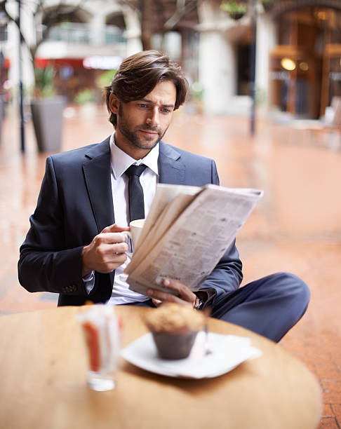 desfrutar a sua hora de almoço - reading newspaper 30s adult imagens e fotografias de stock