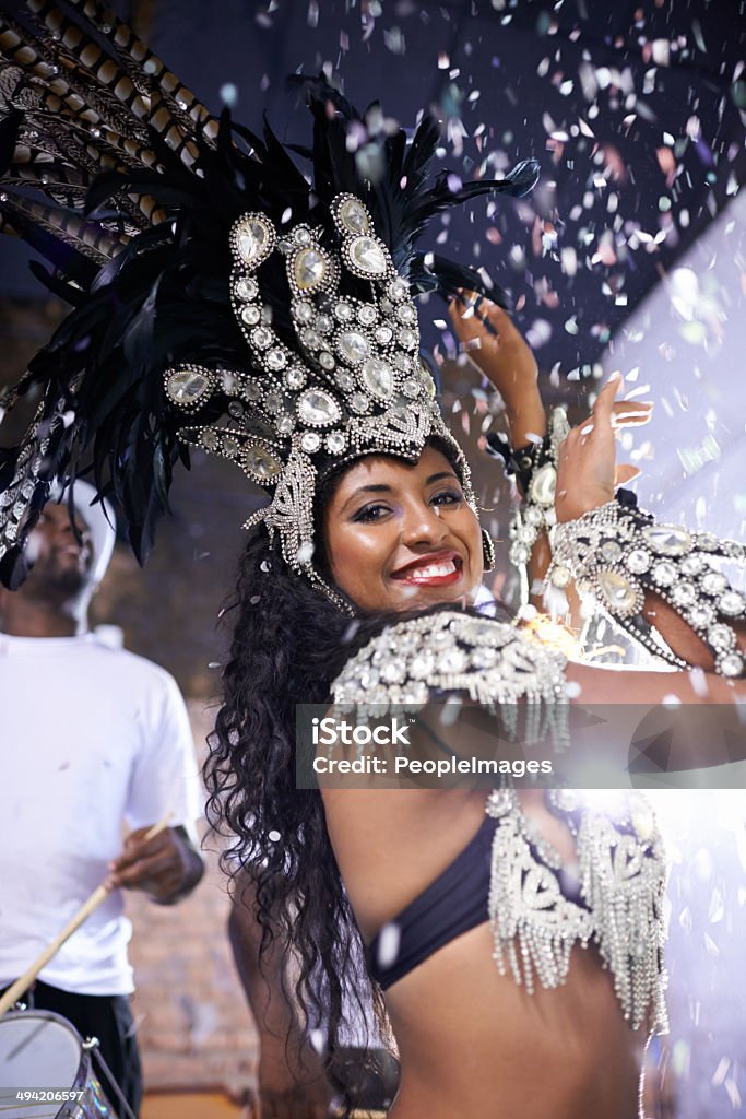 Os turistas vêm de todo para assista a dança - Foto de stock de Carnaval - Evento de comemoração royalty-free