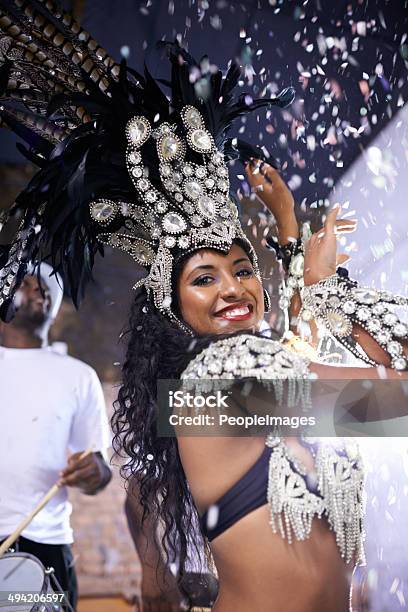 Foto de Os Turistas Vêm De Todo Para Assista A Dança e mais fotos de stock de Carnaval - Evento de comemoração - Carnaval - Evento de comemoração, Samba, Adereço de Cabeça