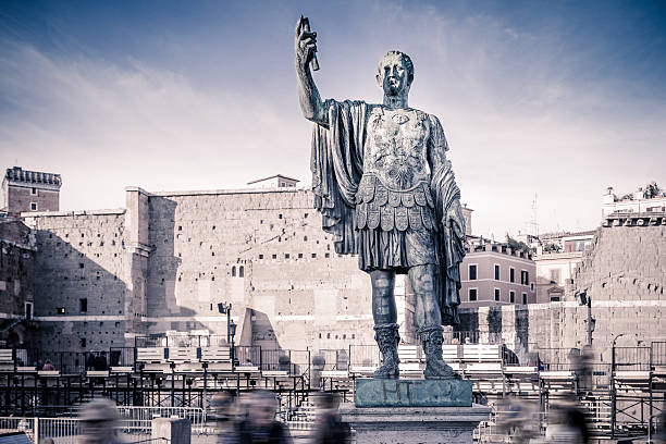 estatua de gaius julio césar en roma, italia - imperial italy rome roman forum fotografías e imágenes de stock