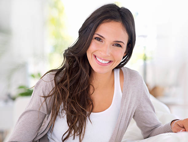 guarda avanti per un tranquillo weekend - living room elegance women long hair foto e immagini stock