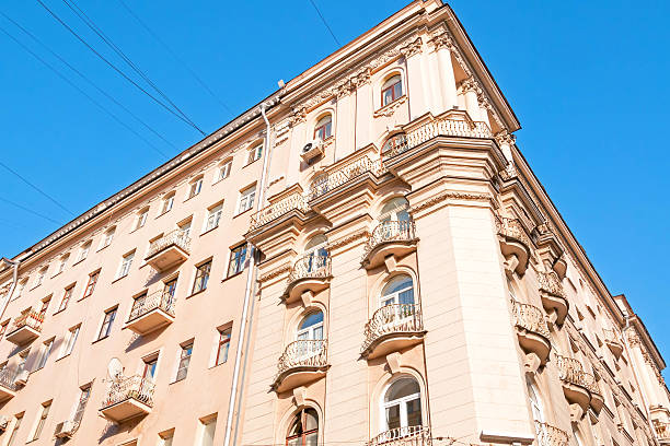 istock Building facade corner with stucco molding against blue sky background 494211679