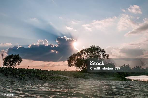 Praia De Areia E Bush Atrás De Nuvem Fundo Contra Raios De Solconstellation Name - Fotografias de stock e mais imagens de Anoitecer