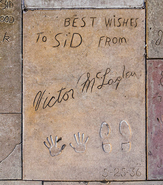 handprints de victor mclaglen em hollywood boulevard do con - con trail imagens e fotografias de stock