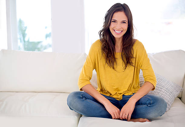 tomar una carga fuera de este fin de semana - living room elegance women long hair fotografías e imágenes de stock