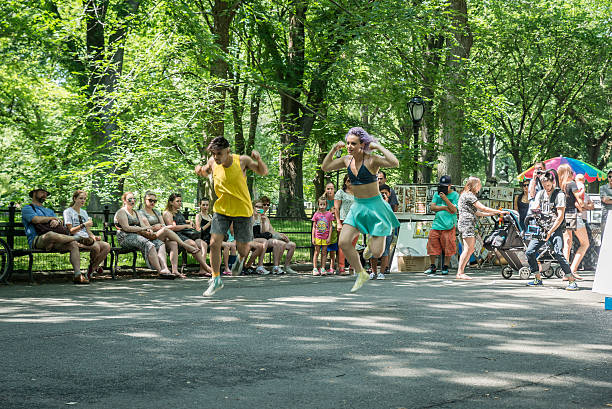 bar dancers en el central park en nueva york - middle human age leaf tree fotografías e imágenes de stock