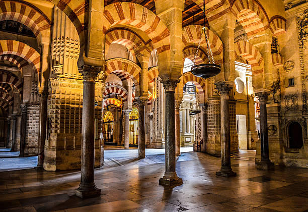 estilo moro arcos en el mezuita en córdoba, españa - la mezquita cathedral fotografías e imágenes de stock