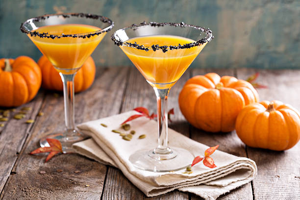 pumpkintini kürbis martini-cocktail - glass autumn halloween food stock-fotos und bilder