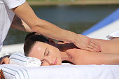 kaukasischen-frau-liegen-auf-einem-massagetisch.jpg?b=1&s=170x170&k=20&c=4TvjyVwwZc2_YZiVeJd2lAET87bB5PCIzUOl1tpvooQ=