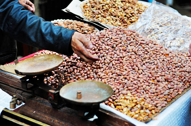 oriental mercato con diverse spezie e condimenti - peanut bag nut sack foto e immagini stock