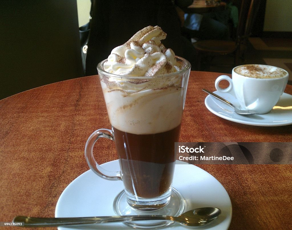 Café vienense autênticas com creme de leite e canela - Foto de stock de Café - Bebida royalty-free