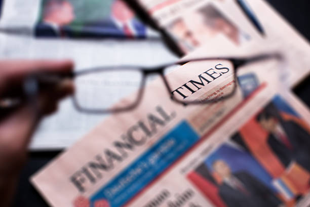 financial times quotidiano - glasses stock market finance newspaper foto e immagini stock