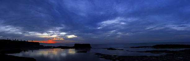 Vista panorámica de la puesta del sol en la playa - foto de stock