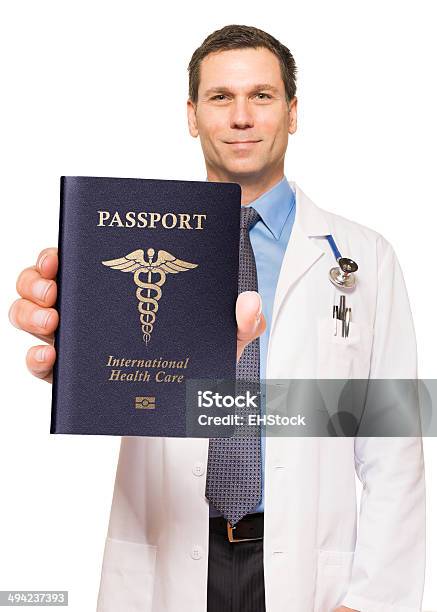 Clínica Médico Con El Turismo Pasaporte Aislado Sobre Fondo Blanco Foto de stock y más banco de imágenes de 30-39 años