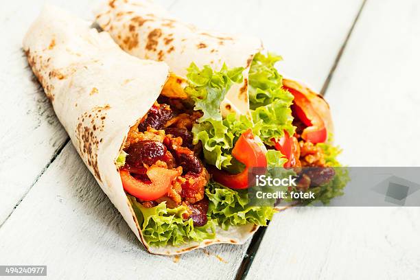 Tortilla Con Carne Y Algarrobas Foto de stock y más banco de imágenes de Alimento - Alimento, Aperitivo - Plato de comida, Burrito - Alimento