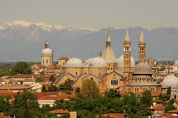 vue aérienne de sant'antonio de l'église à padova - padova italy photos et images de collection