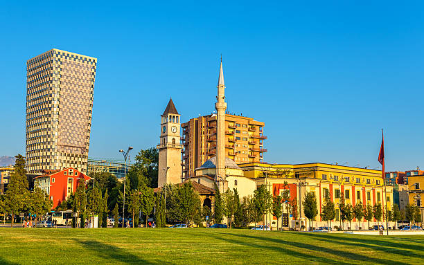 hotel et'hem bey meczet w tirana, albania - minaret zdjęcia i obrazy z banku zdjęć