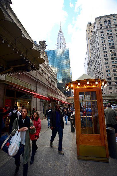 mulheres caminhando na cidade de nova york - chrysler building grand central station built structure midtown manhattan - fotografias e filmes do acervo