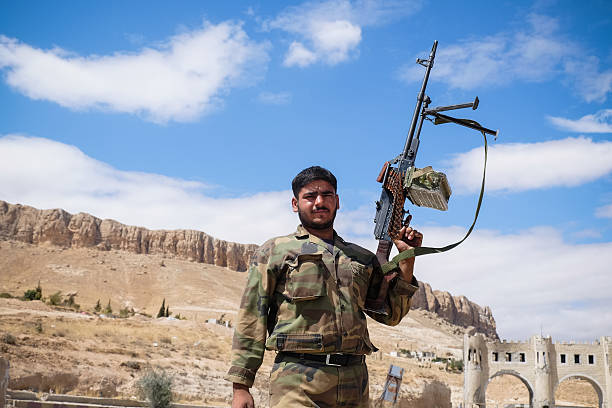 soldier del ejército nacional sirio control'loula cerca de ma - muslim terrorist fotografías e imágenes de stock