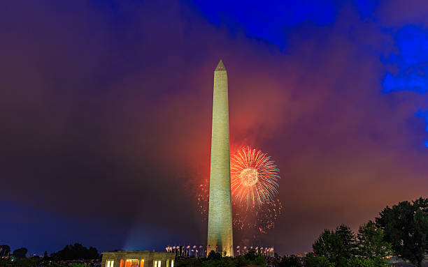 pomnik waszyngtona i pokaz sztucznych ogni - washington dc monument sky cloudscape zdjęcia i obrazy z banku zdjęć