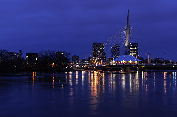 esplanade riel bridge de noche - urban scene canada city winnipeg fotografías e imágenes de stock