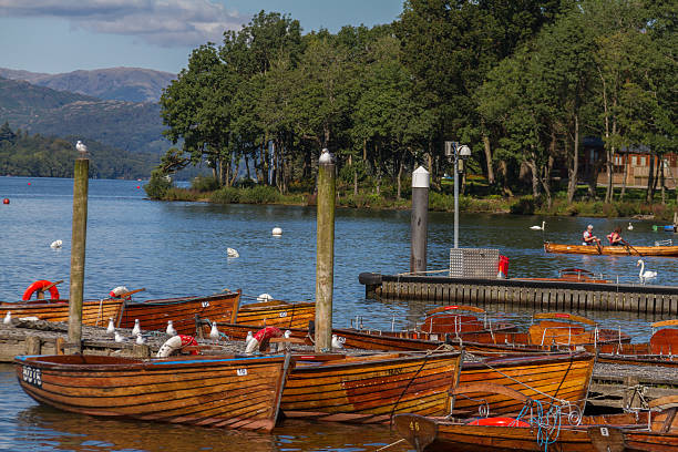 опоры и лодки на краю bowness-на-озеро уиндермер в районе - waters edge lake beach tree стоковые фото и изображения