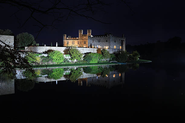 リーズ城、英国ケント、夜に。 - kent leeds castle castle moat ストックフォトと画像
