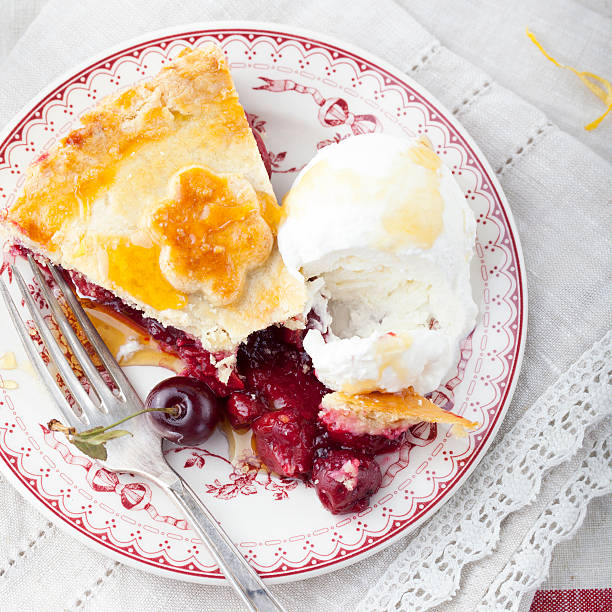 tourte aux cerises maison sur fond blanc - pie fruit cobbler sweet food photos et images de collection