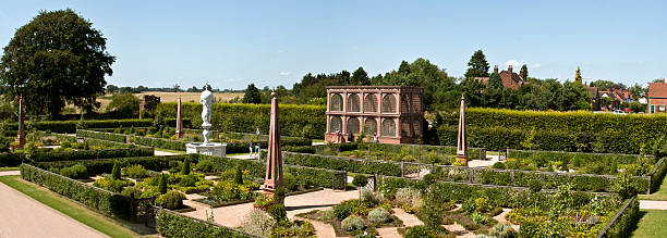 елизаветинский сад на замок кенилворт, kenilworth, warwickshi - ornamental garden europe flower bed old fashioned стоковые фото и изображения