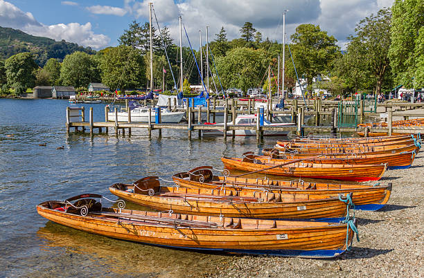 гребля лодки на ambleside на озеро уиндермер, cumbria - ambleside стоковые фото и изображения