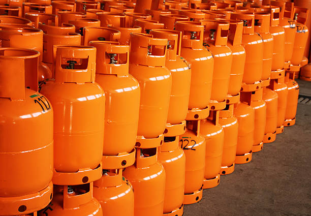 lpg газ флаконы. снг plant - cylinder стоковые фото и изображения