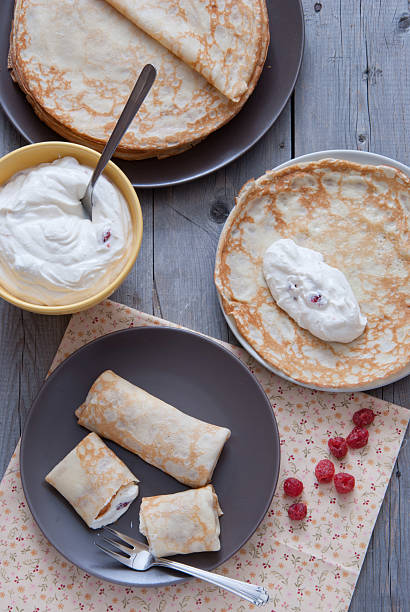 crêpes avec de la crème et canneberges - pancake blini russian cuisine french cuisine photos et images de collection