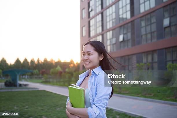 Mujer Asiática De Estudiantes En El Campus Foto de stock y más banco de imágenes de 20 a 29 años - 20 a 29 años, Adolescente, Adulto