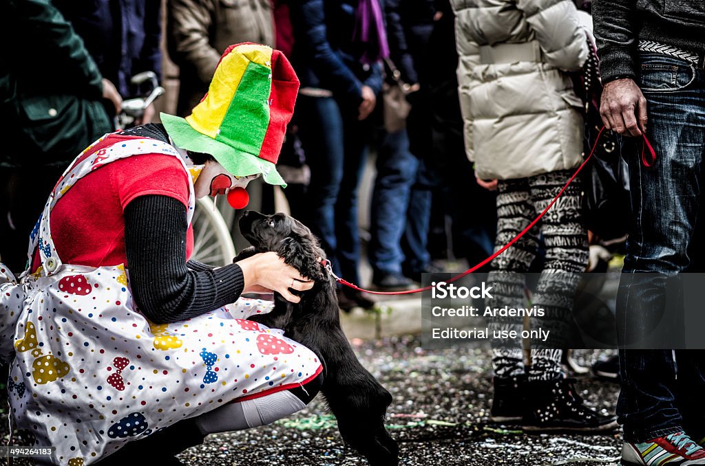Cane di cucciolo e femmina clown in strada di Soncino - Foto stock royalty-free di Abbigliamento casual