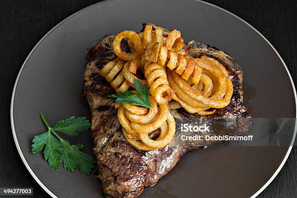 Empada De Carne E Batata Frita Ondulada - Fotografias de stock e mais imagens de Almoço - Almoço, Batata Frita - Lanche, Batata Frita Ondulada