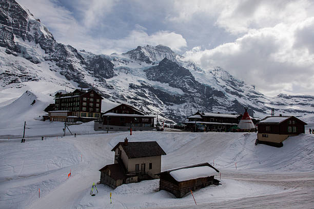 горнолыжный курорт, kleine scheidegg - eiger mountain swiss culture photography стоковые фото и изображения