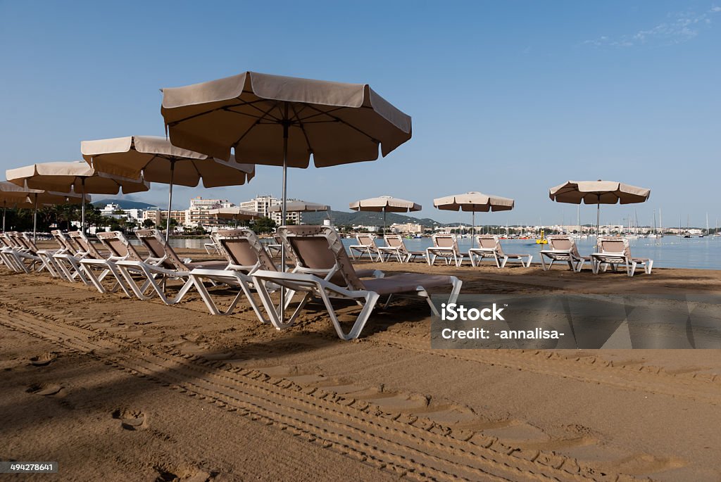 Sillas de playa y las sombrillas - Foto de stock de Actividades recreativas libre de derechos