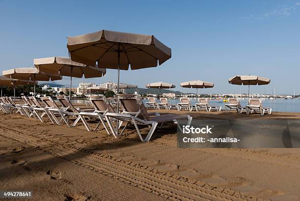 Sillas De Playa Y Las Sombrillas Foto de stock y más banco de imágenes de Actividades recreativas - Actividades recreativas, Agua, Aire libre