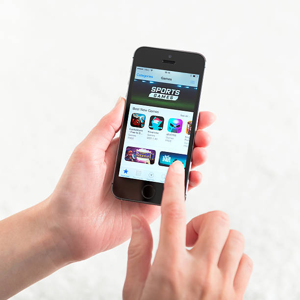 app store sur iphone 5 apple - store application software iphone mobile phone photos et images de collection