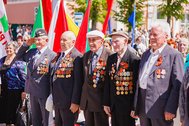 veteranos no identificada durante la celebración del día de la victoria - sunny cantante fotografías e imágenes de stock