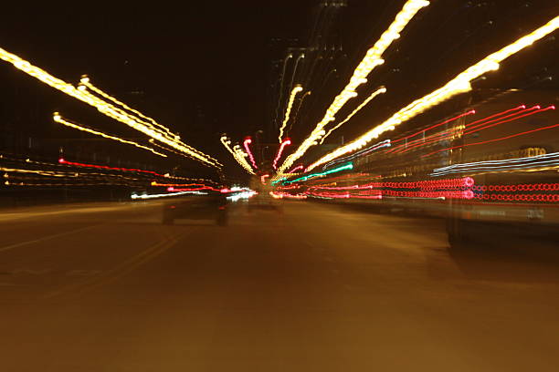 velocidade lenta luz ruas de carros na cidade de chicago, illinois - chicago at night - fotografias e filmes do acervo