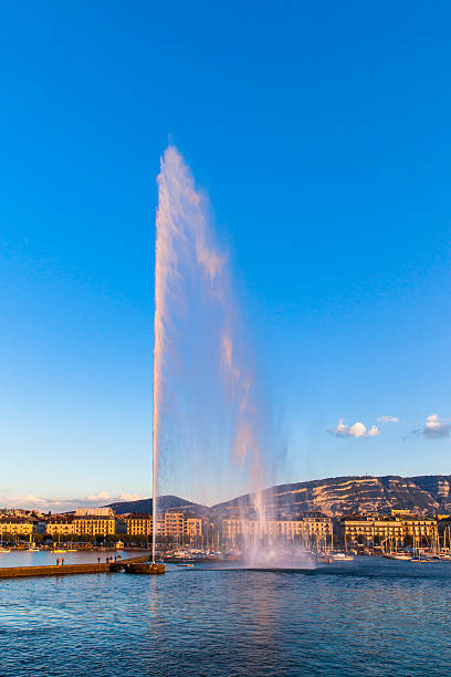 jets d'eau de fontaine au coucher du soleil à genève - water jet photos et images de collection