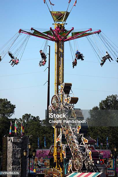 Flying De Diversiones De Paseos En La Feria Estatal De Carolina Del Norte Foto de stock y más banco de imágenes de Carnaval